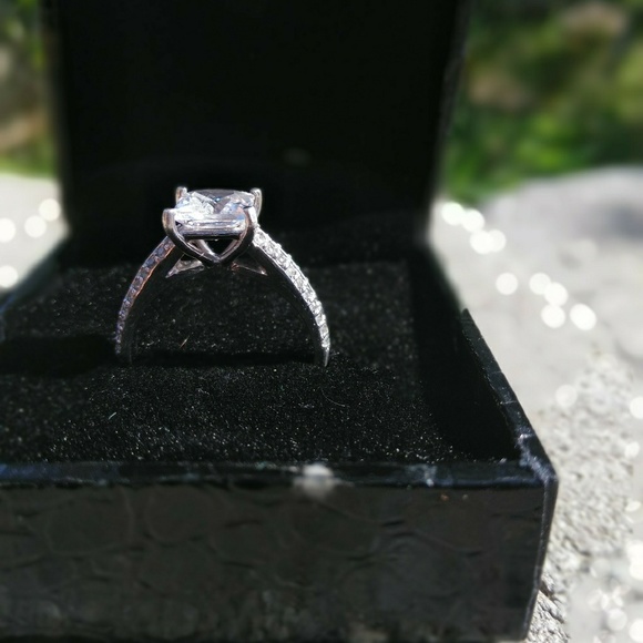 Moissanite - Picture 4 of 8